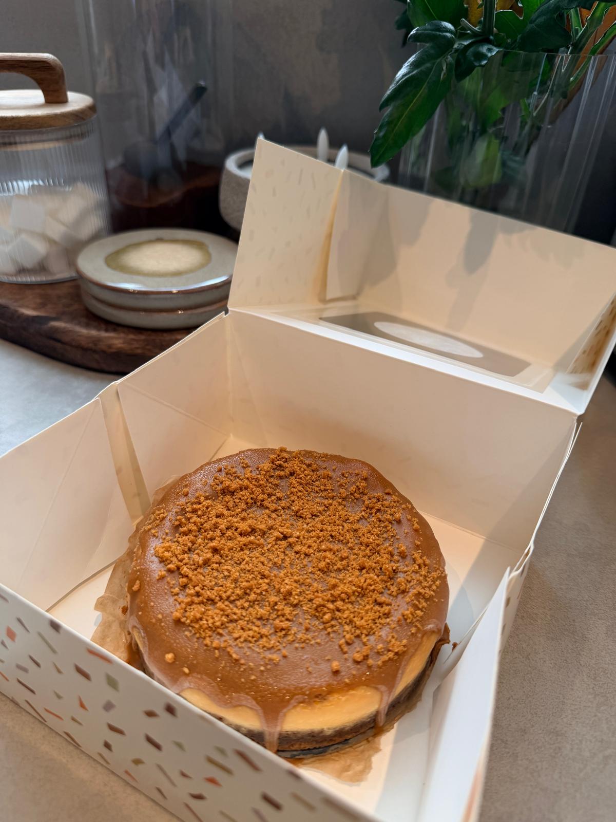 Kleine cheesecake in een taartdoos